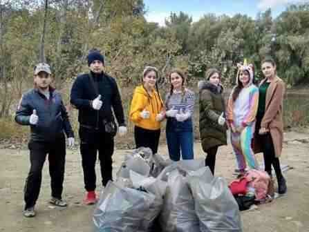 В Тирасполе в рамках Декады молодежи провели экологическую акцию «Чистый берег»