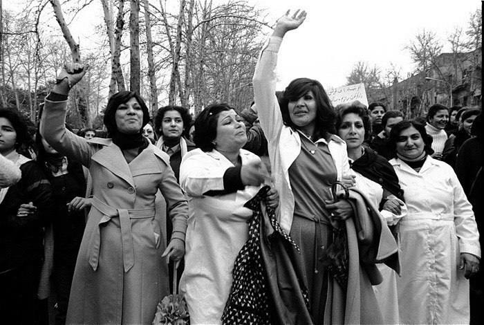 Иранские женщины протестуют против введения обязательного ношения хиджаба.